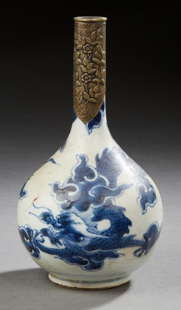 VIETNAM XIXe siècle Small porcelain bottle vase with blue decoration under a dragon's...