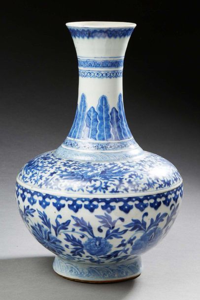 CHINE XXe siècle Vase de forme balustre à col évasé en porcelaine à décor en bleu...