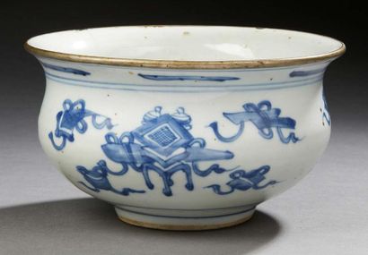 Chine XIXe siècle Porcelain pot, the enamelled rim, decorated in blue under books...
