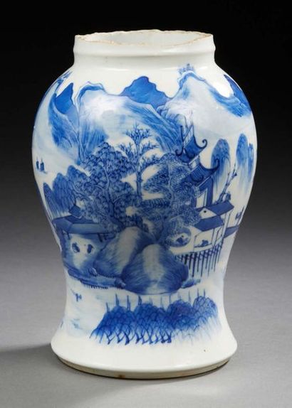 CHINE ÉPOQUE KANGXI (1662 1722) 
Bas de vase yanyan en porcelaine à décor en bleu...