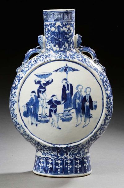 CHINE CANTON VERS 1900 
Blue-white porcelain flask with decoration of palanquin vendors...