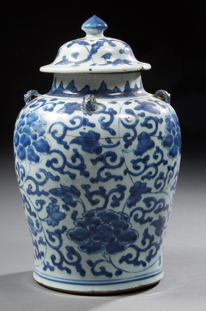 CHINE XVIIIe siècle * Covered porcelain vase in white and blue.
H.: 39cm
(many accidents...