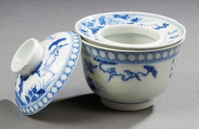 Chine XIXe siècle Bol couvert et son support en porcelaine à décor en bleu sous couverte...