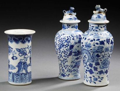Chine XIXe siècle Set including two miniature vases and a small porcelain cone vase...