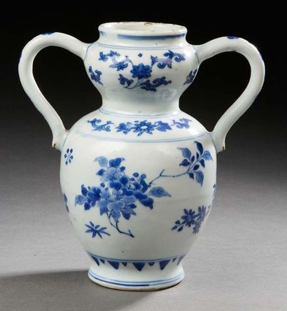 CHINE PÉRIODE TRANSITION XVIIe SIÈCLE. 
Vase double gourde à deux anses en porcelaine...