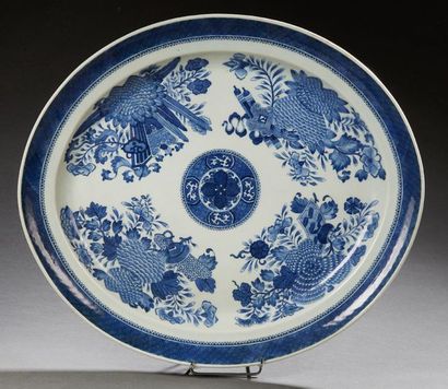 CHINE ÉPOQUE QIANLONG (1736 1795) 
Large oval porcelain dish decorated in blue with...