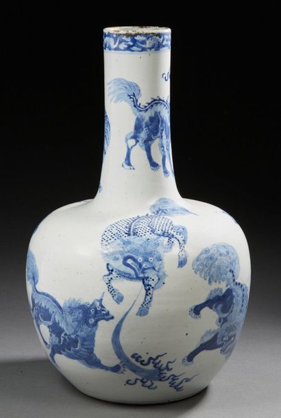 VIETNAM XXe siècle Vase à haut col en porcelaine, à décor en bleu sous couverte d'animaux...