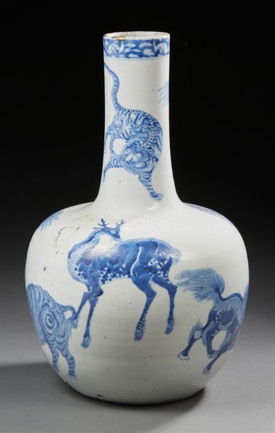 VIETNAM XXe siècle Vase à haut col en porcelaine, à décor en bleu sous couverte d'animaux...
