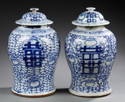 CHINE XXe siècle * Paire de potiches couvertes en porcelaine à décor blanc et bleu...