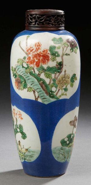 Chine XIXe siècle Potiche en porcelaine émaillée bleu poudré à décor dans des médaillons...