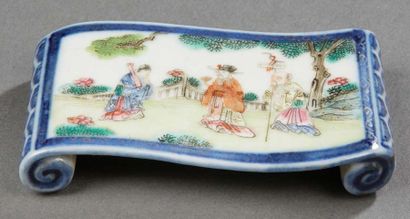 Chine XIXe siècle Petit repose pinceau en porcelaine émaillée bleu sous couverte...