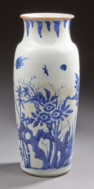 CHINE Période Transition, XVIIe siècle * Porcelain vase roll decorated in blue under...