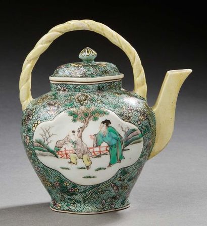 CHINE ÉPOQUE KANGXI (1662 1722) 
Verseuse quadrilobée en porcelaine à décor en émaux...