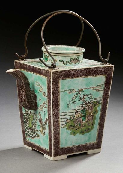 CHINE ÉPOQUE KANGXI (1662 1722) 
Grande verseuse à pans carrés en porcelaine à décor...