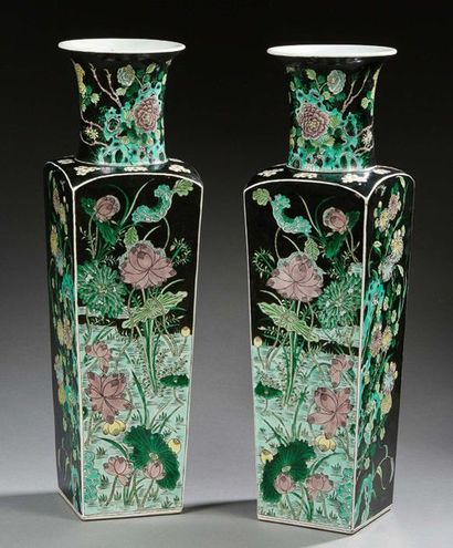 Chine XIXe siècle Pair of square-section porcelain baluster vases with enamel decoration...