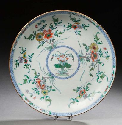 Chine XIXe siècle Plat en porcelaine à décor en bleu sous couverte et émaux polychromes...