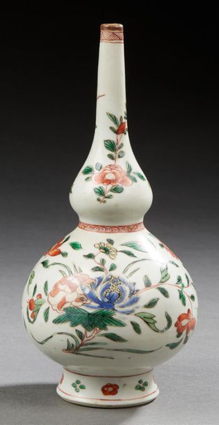 CHINE XVIIIe siècle Porcelain sprinkler with green family enamel decoration.
H.:...