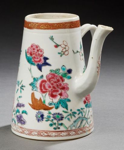 CHINE, COMPAGNIE DES INDES ÉPOQUE QIANLONG (1736 1795) 
Porcelain coffee pot decorated...