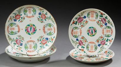 CHINE XXe siècle Quatre coupes en porcelaine à décor en émaux polychromes de pêches,...