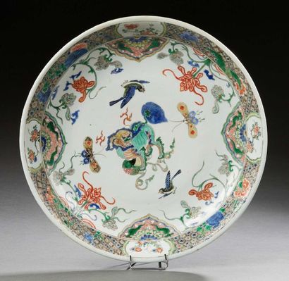CHINE ÉPOQUE KANGXI (1662 1722) 
Porcelain dish decorated in polychrome enamels of...
