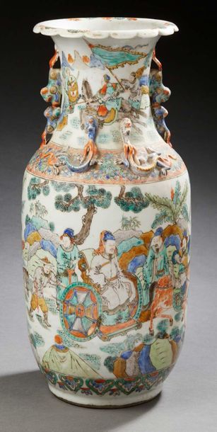 CHINE CANTON VERS 1900 
Vase balustre à col évasé polylobé en porcelaine émaillée...