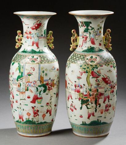 CHINE CANTON VERS 1900 
Pair of large porcelain baluster vases with polychrome enamel...