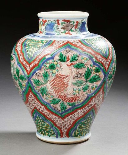 Chine XIXe siècle Small porcelain jar with polychrome enamel decoration in the wucai...