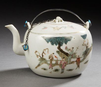 CHINE * White porcelain teapot with enamelled decoration of characters.
H.: 10.5...