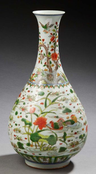 Chine XIXe siècle Vase en porcelaine à col évasé à décor en émaux polychromes de...