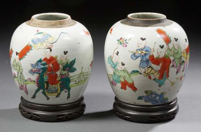 Chine XIXe siècle * Pair of glazed porcelain ginger pots with animated scenes.
H.:...