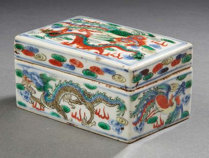 Chine XIXe siècle Petite boite rectangulaire en porcelaine à décor en bleu sous couverte...