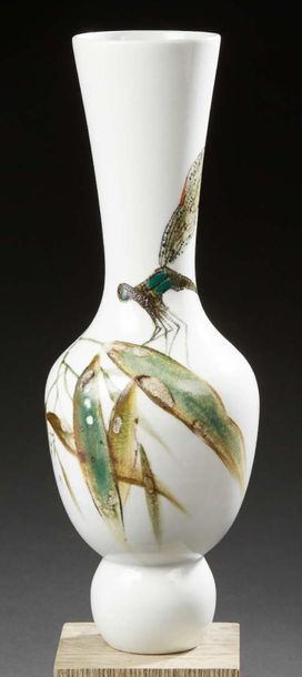 CHINE CONTEMPORAIN Long neck vase in white porcelain with a grasshopper decoration.
Mounted...