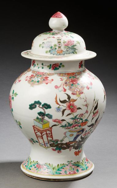 Chine XIXe siècle Potiche en porcelaine à décor en émaux polychromes dans le style...