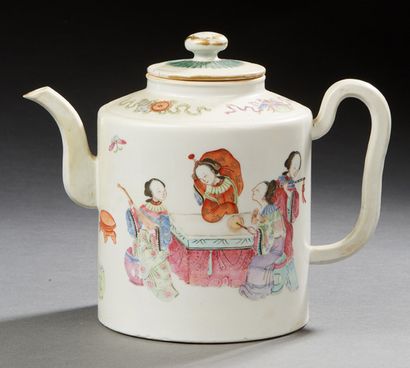 CHINE FIN XIXE SIÈCLE Verseuse en porcelaine à décor en émaux polychrome de jeunes...