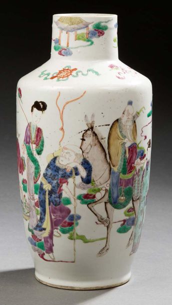 Chine XIXe siècle Vase rouleau en porcelaine à décor en émaux polychromes des huit...
