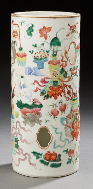CHINE XXe siècle Support à perruque en porcelaine émaillée polychrome à décor d'objets...