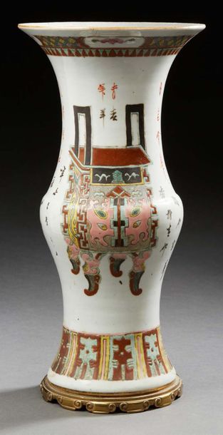 CHINE XXe siècle Vase balustre à col évasé en porcelaine à décor polychrome de bronzes...