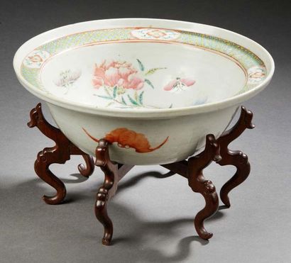 CHINE, COMPAGNIE DES INDES FIN XIXe SIÈCLE Petit bassin en porcelaine à décor polychrome...