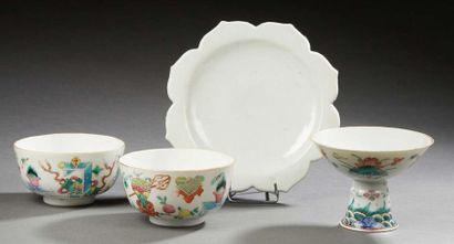 CHINE XXe siècle Porcelain set with polychrome enamel decoration in the style of...