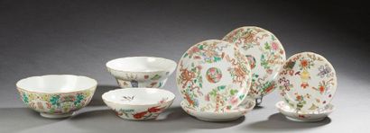 CHINE XXeSIÈCLE Three porcelain bowls with polychrome decoration in the style of...