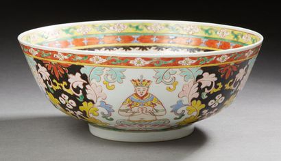 CHINE XXe siècle Grand bol en porcelaine émaillée polychrome à décor de divinités...