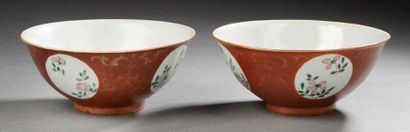 Chine XIXe siècle Pair of porcelain bowls decorated with medallions on an ochre background.
Marked...