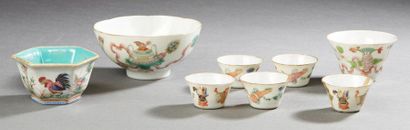 CHINE XXe siècle Set of five small bowls and two large bowls in polychrome enamelled...