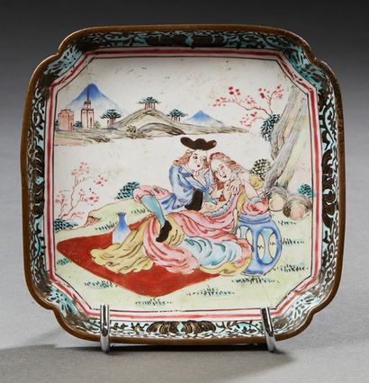 Chine XIXe siècle Deux coupelles en cuivre et émaux peints, l'une carrée à angles...