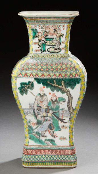Chine XIXe siècle Vase balustre en porcelaine à décor en émaux polychromes dans le...