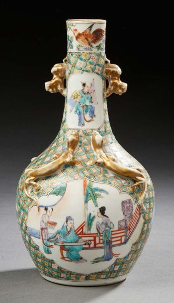 CHINE CANTON VERS 1900 
Petit vase balustre en porcelaine polychrome à décor de scènes...