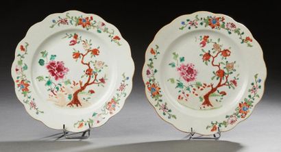 CHINE, COMPAGNIE DES INDES XVIIIE SIÈCLE Pair of porcelain plates decorated in polychrome...