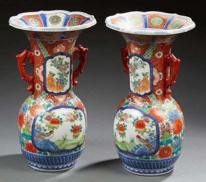 JAPON fin XIXe siècle Paire de vases en porcelaine de forme évasée à anses à décor...
