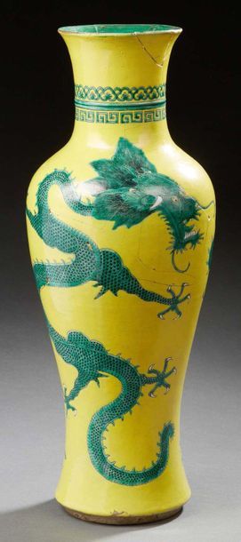 CHINE XXe siècle Vase balustre en porcelaine émaillée jaune à décor en émail vert...