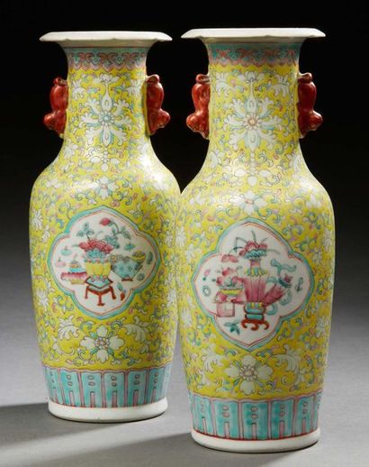 CHINE XXe siècle Paire de vases balustres en porcelaine à décor en émaux polychromes...